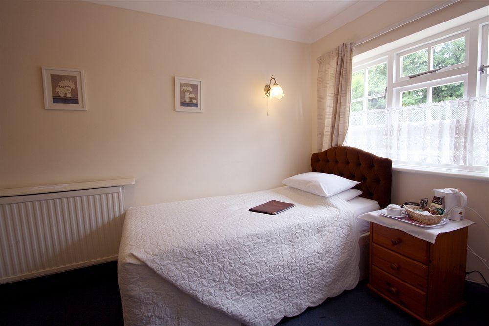 Gatwick Castle B&B Horley Bagian luar foto