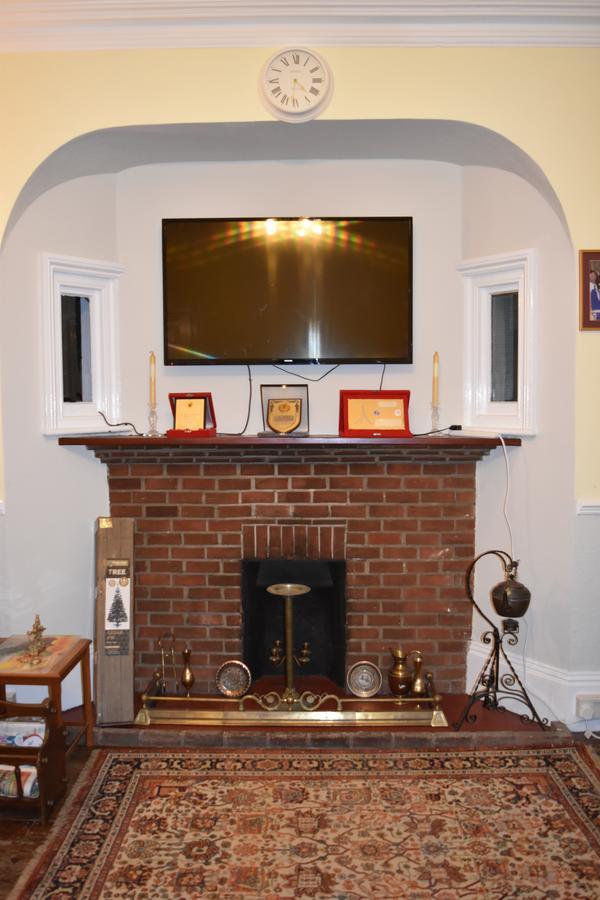 Gatwick Castle B&B Horley Bagian luar foto