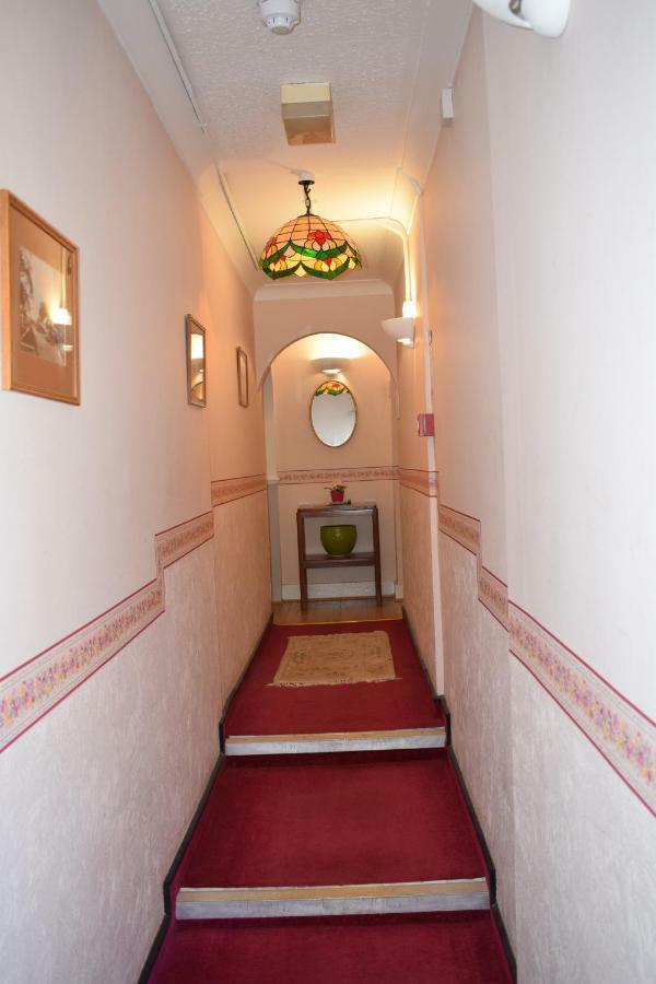 Gatwick Castle B&B Horley Bagian luar foto